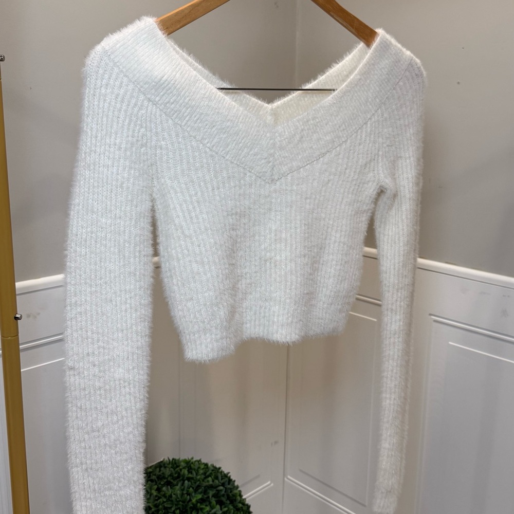 American Eagle Outfitters White V-Neck Fuzzy Cropped Sweater